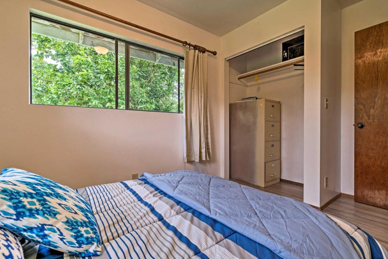 Peaceful Abode With Deck, 13 Mi To Black Sand Beach! Naalehu Екстер'єр фото